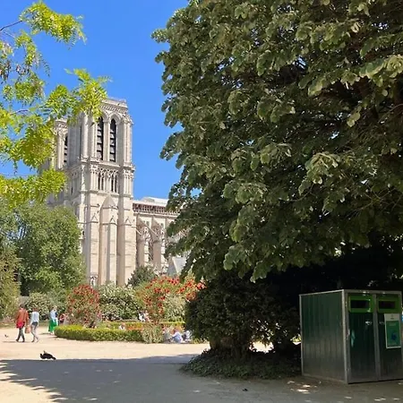 A Gem At Notre Dame Апартаменты Париж