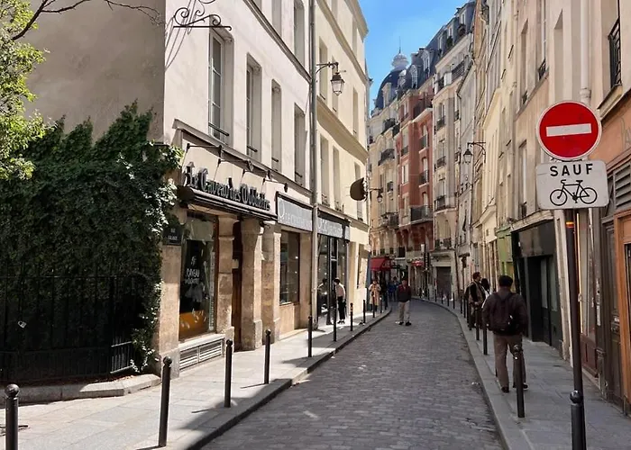 A Gem At Notre Dame Apartment *