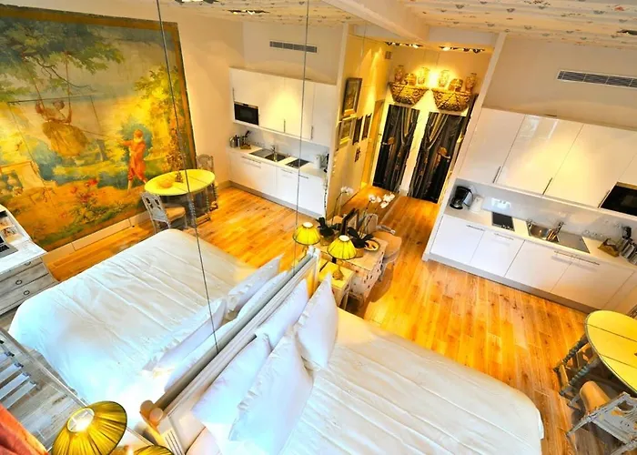 A Gem At Notre Dame Apartment *